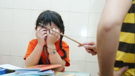Dạy con có cần đòn roi 1